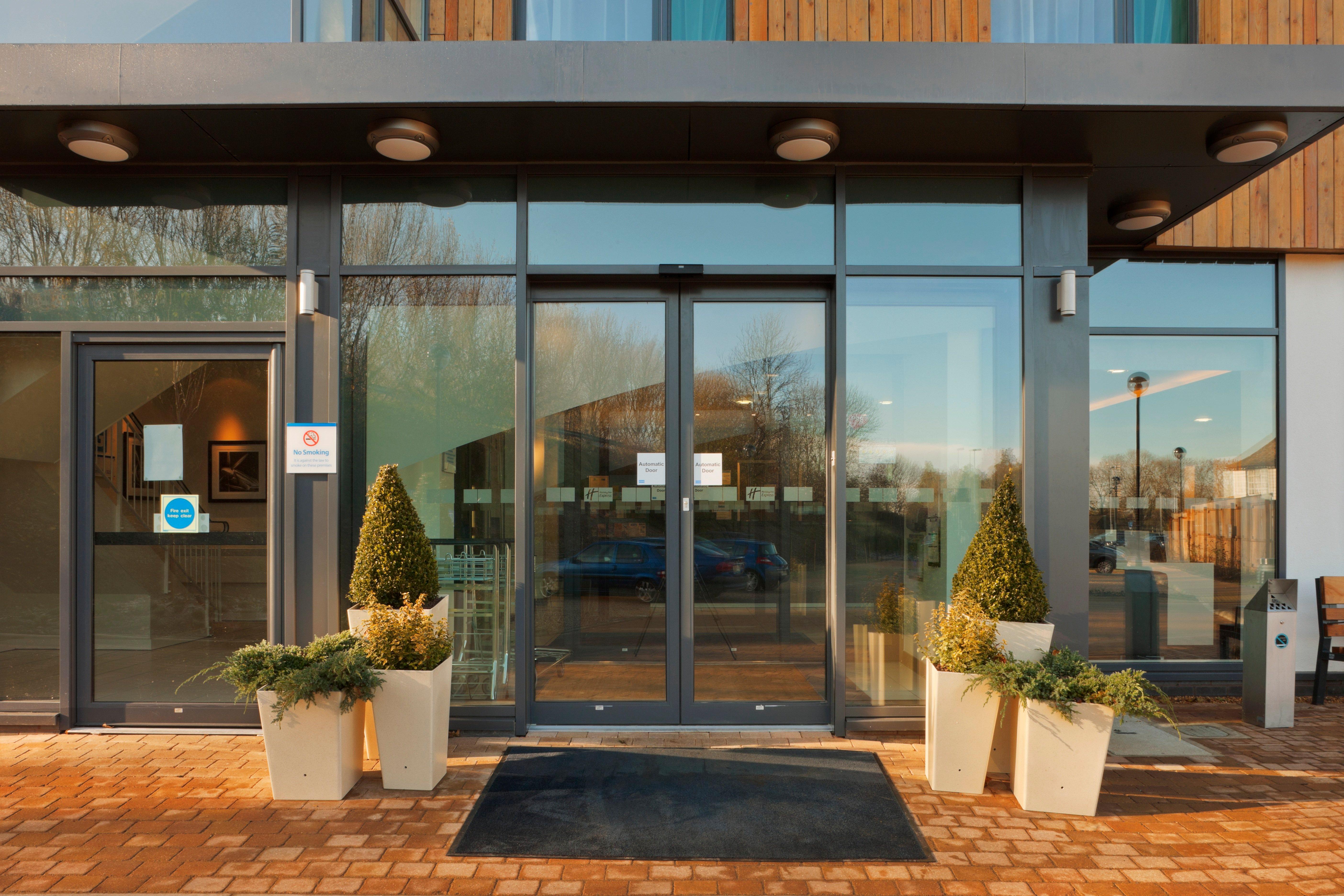 Holiday Inn Express Cambridge Duxford M11 Jct 10 By Ihg Экстерьер фото